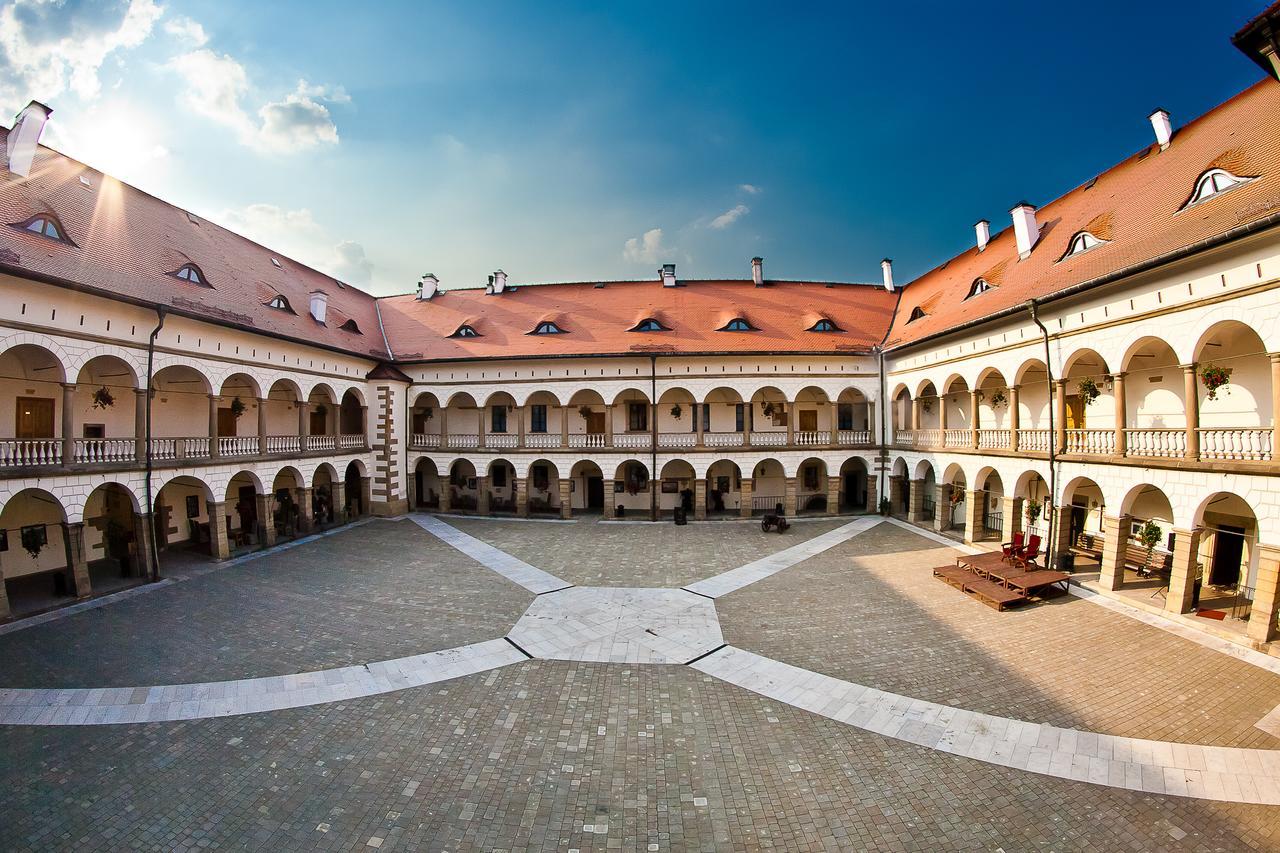 Zamek Krolewski W Niepolomicach Niepołomice Exterior foto